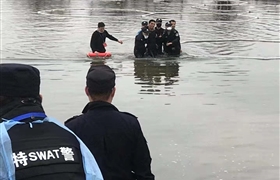 男子逃避检查跳湖 警保联手救人可赞 ——宗保公司参与疫情防控一线工作系列报道(二）