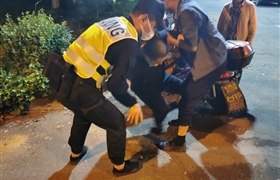 救助受伤老人 爱心彰显品格——民泰保安驻闲林辅警项目队员救助骑电瓶车摔倒的大叔