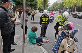 可恨！阿姨被撞伤  肇事者逃逸   可赞！保安遇此事  报警受表扬