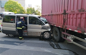 执勤路遇交通事故 宗保队员及时救助 ——宗保公司驻高桥市容项目队员遇交通事故出手相助