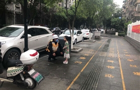 浙江民泰临平市容项目队员帮助走失儿童找到家人