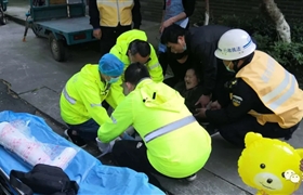 老人遛弯摔倒 他的第一反应是：帮 ——民泰公司驻临平市容项目队员帮助摔伤老人