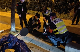 醉酒男子骑车摔倒  巡逻保安热心救助 ——民泰公司驻闲林辅警项目队员救助骑车摔倒的醉酒男子