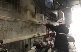 居民电表箱着火 保安判明急施救 ——民泰公司驻东湖市容项目扑灭着火电表箱