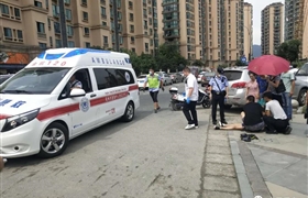 女子街头晕倒 保安伸手施救——浙江民泰驻星桥市容项目救助晕倒女子