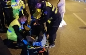 巡逻途中遇事故  及时帮助暖人心--—星桥市容项目队员帮助车祸伤者就医