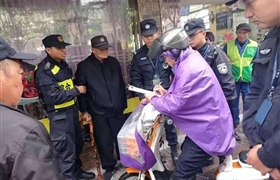 老人无力难回家  队员热心助其回 ——临平市容项目队员帮助行走困难老人回家