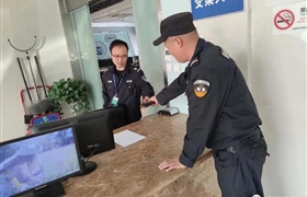 辅警巡逻捡钱包  上交民警寻失主 ——闲林辅警项目队员捡到钱包上交民警