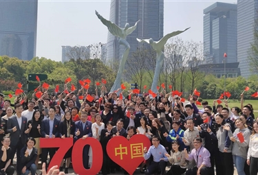 献礼祖国70华诞 宗保特保全力保障 --陆家嘴项目参与“我和我的祖国”快闪MV现场临保